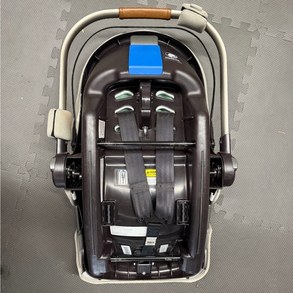 Deluxe Gray Infant Car Seat Nuna Pipa Gray With infant insert - Picture 2 of 4